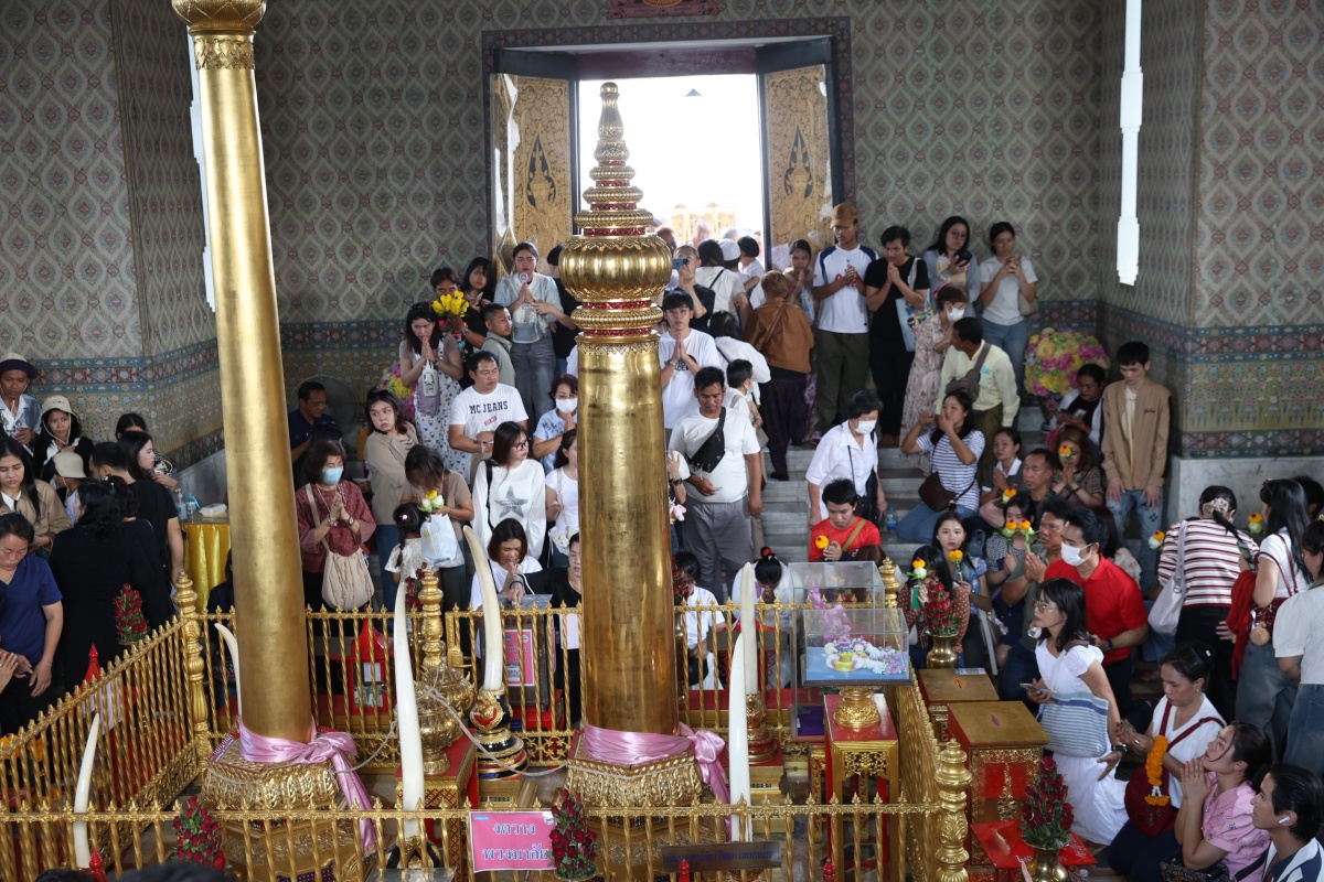 ประชาชนแห่ไหว้ ศาลหลักเมือง-วัดพระแก้ว เสริมสิริมงคลรับวันขึ้นปีใหม่