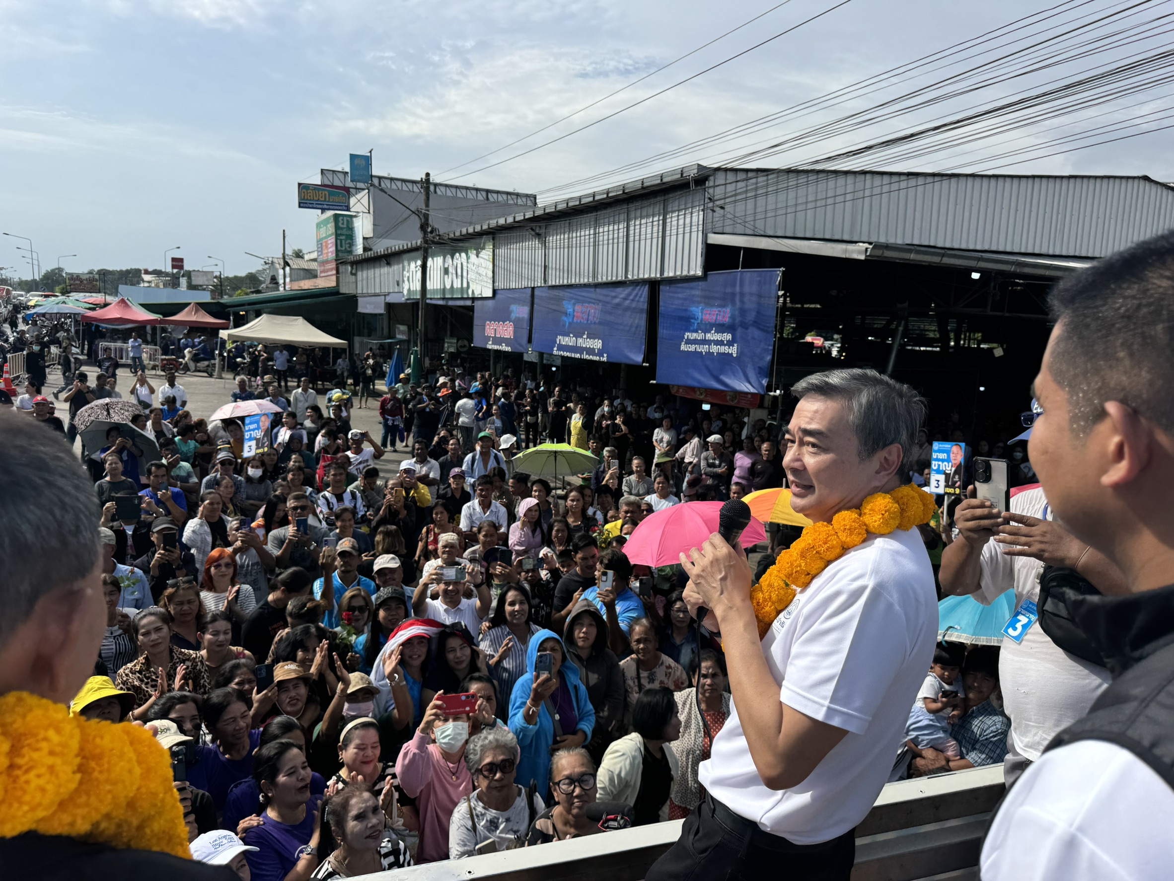 มาร์ค ลุยเมืองคอน ชวนปราบทุนเทาไม่รับเงินซื้อเสียง อัด รบ.อดีตทำงานช้า