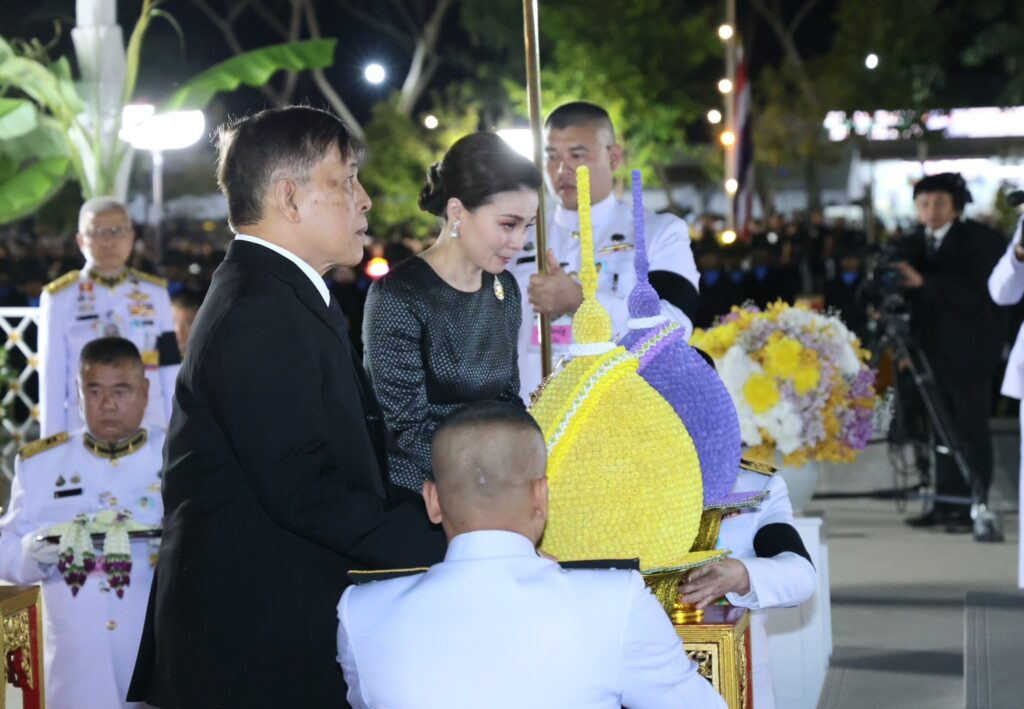 ในหลวง–พระราชินี ทรงเปิดพระราชานุสาวรีย์สมเด็จพระบรมราชชนก คู่สมเด็จพระศรีนครินทราบรมราชชนนี