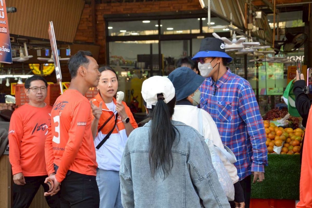 “เชตวัน – ไอซ์ รักชนก“ ลุย ”คูคต“ เผยรูปแบบ “ขบวนการ” ทำลายพรรคประชาชน