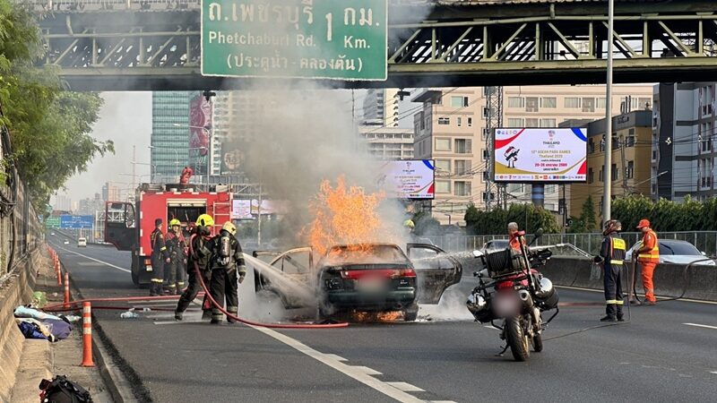 ไฟไหม้รถ กลางถนนวิทยุ แสงเพลิงแดงฉาน เผาวอดทั้งคัน