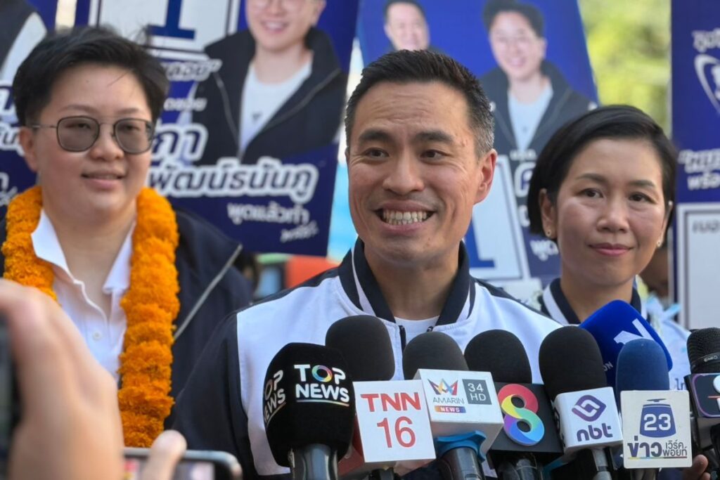 นายเอกนัฏ พร้อมพันธุ์