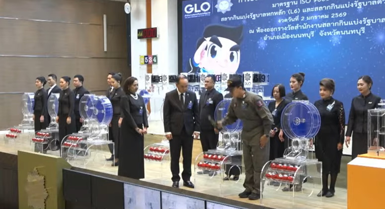 หวยออกงวด 2 ม.ค.2569 เจ้าหน้าที่ตรวจสอบความเรียบร้อยในอุปกรณ์ออกรางวัล
