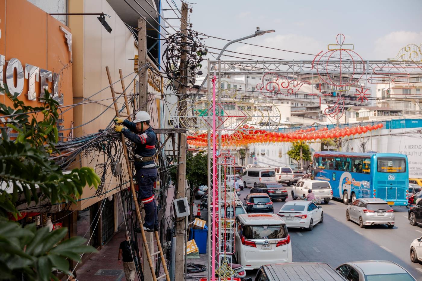จัดระเบียบสายไฟสายสื่อสาร เยาวราช รับเทศกาลตรุษจีน 