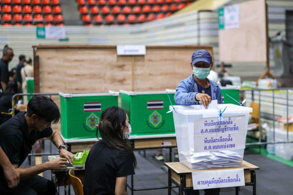 Bloomberg เหตุใดไทยที่กำลังดิ้นรน จึงยังคงลงคะแนนเสียง เพื่อการเปลี่ยนแปลงที่ไม่เคยเกิดขึ้นจริง