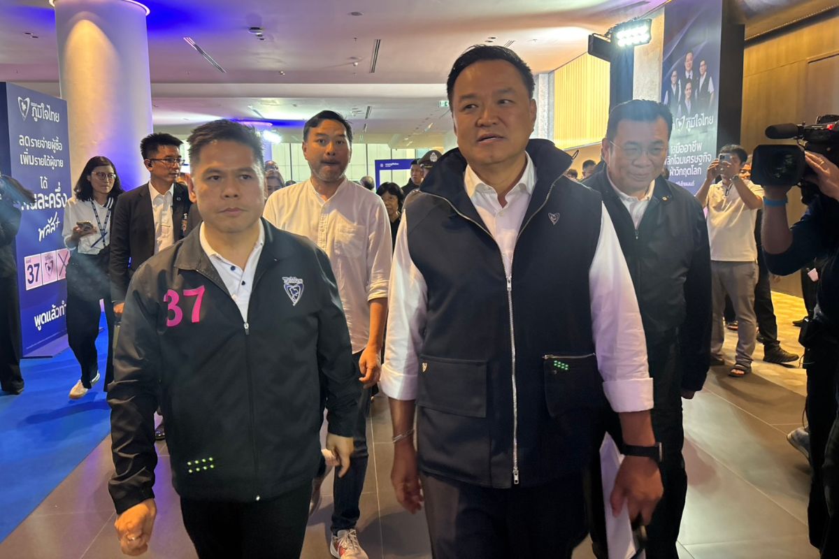 เริ่มแล้ว! ภท.ปราศรัยใหญ่เวทีสุดท้ายก่อนเลือกตั้ง แกนนำขึ้นเวทีครบ ‘อนุทิน’ ปิดฉาก