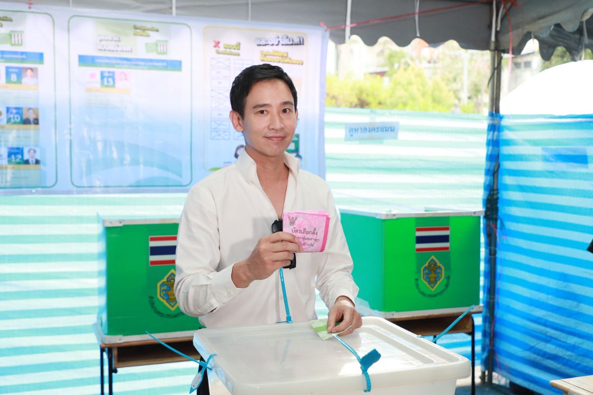 ‘พิธา’ ใช้สิทธิเลือกตั้งแต่เช้า ก่อนบินต่างประเทศ ขอคนไทยออกมากันเยอะๆ