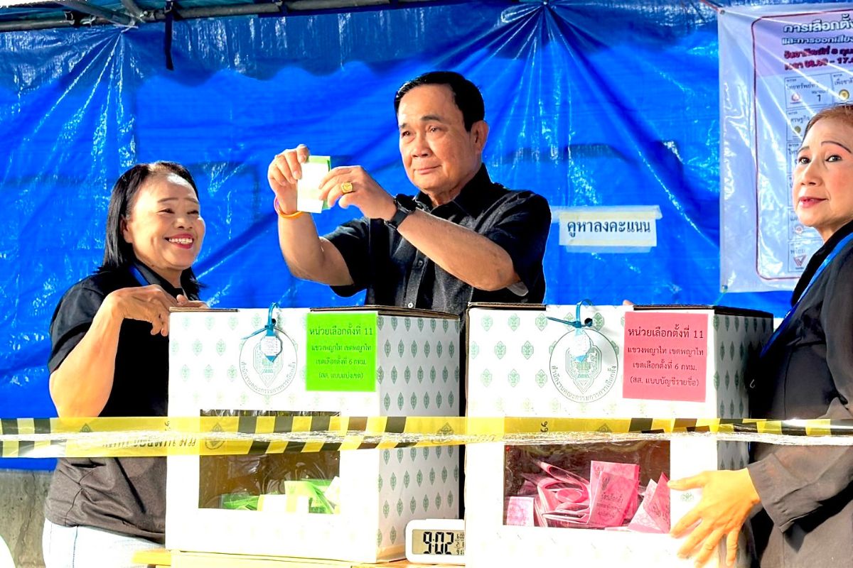 พล.อ.ประยุทธ์ ใช้สิทธิเลือกตั้ง-ออกเสียงประชามติ เชื่อรัฐบาลใหม่ จะเป็นที่คาดหวังได้