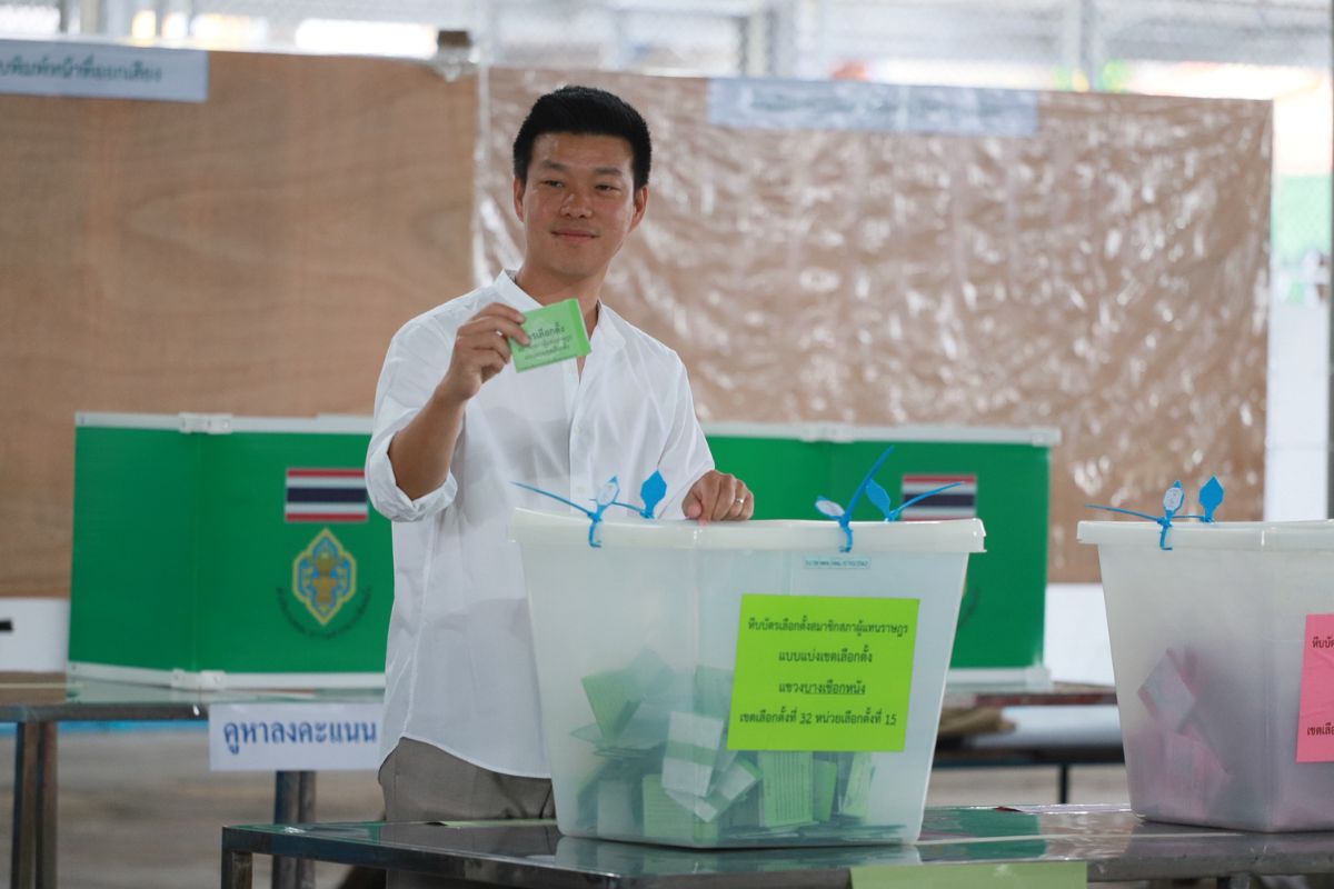 ‘เท้ง’ ใช้สิทธิเลือกตั้งพร้อมครอบครัว มั่นใจคนออกมาใช้สิทธิเกิน 70%