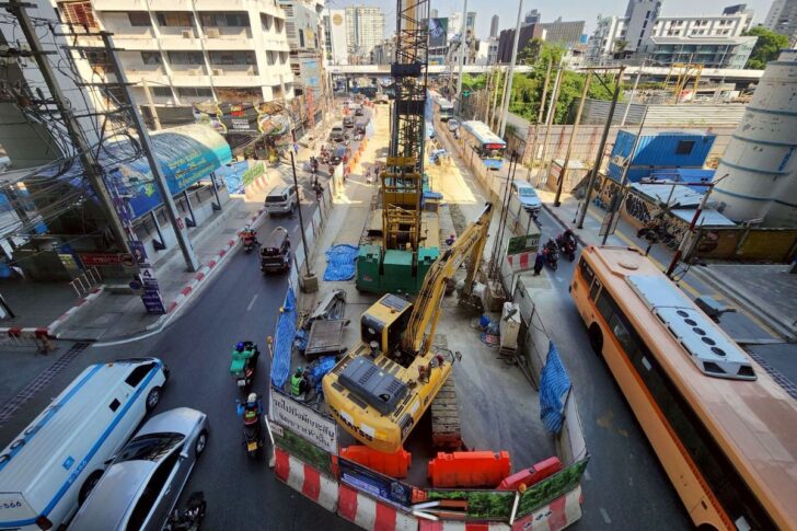 .แนะเลี่ยงถนนราชปรารภ ปิดเบี่ยงจราจรเหลือ 2 เลน ก่อสร้างกำแพงกันดินรถไฟฟ้าสายสีส้ม.