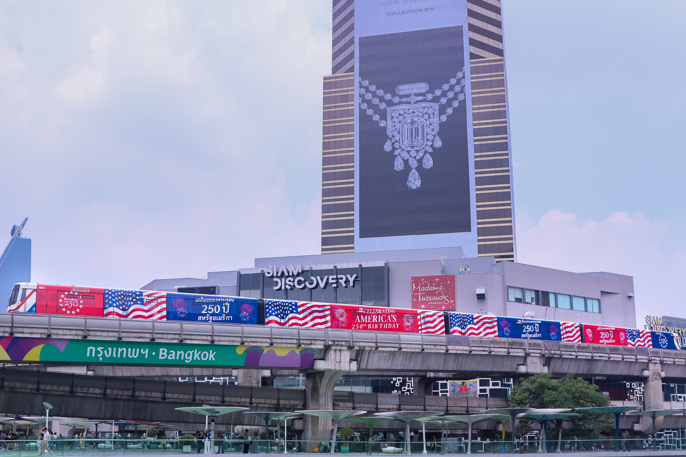 สถานทูตสหรัฐ เปิดตัวขบวน BTS ลายพิเศษ Freedom 250