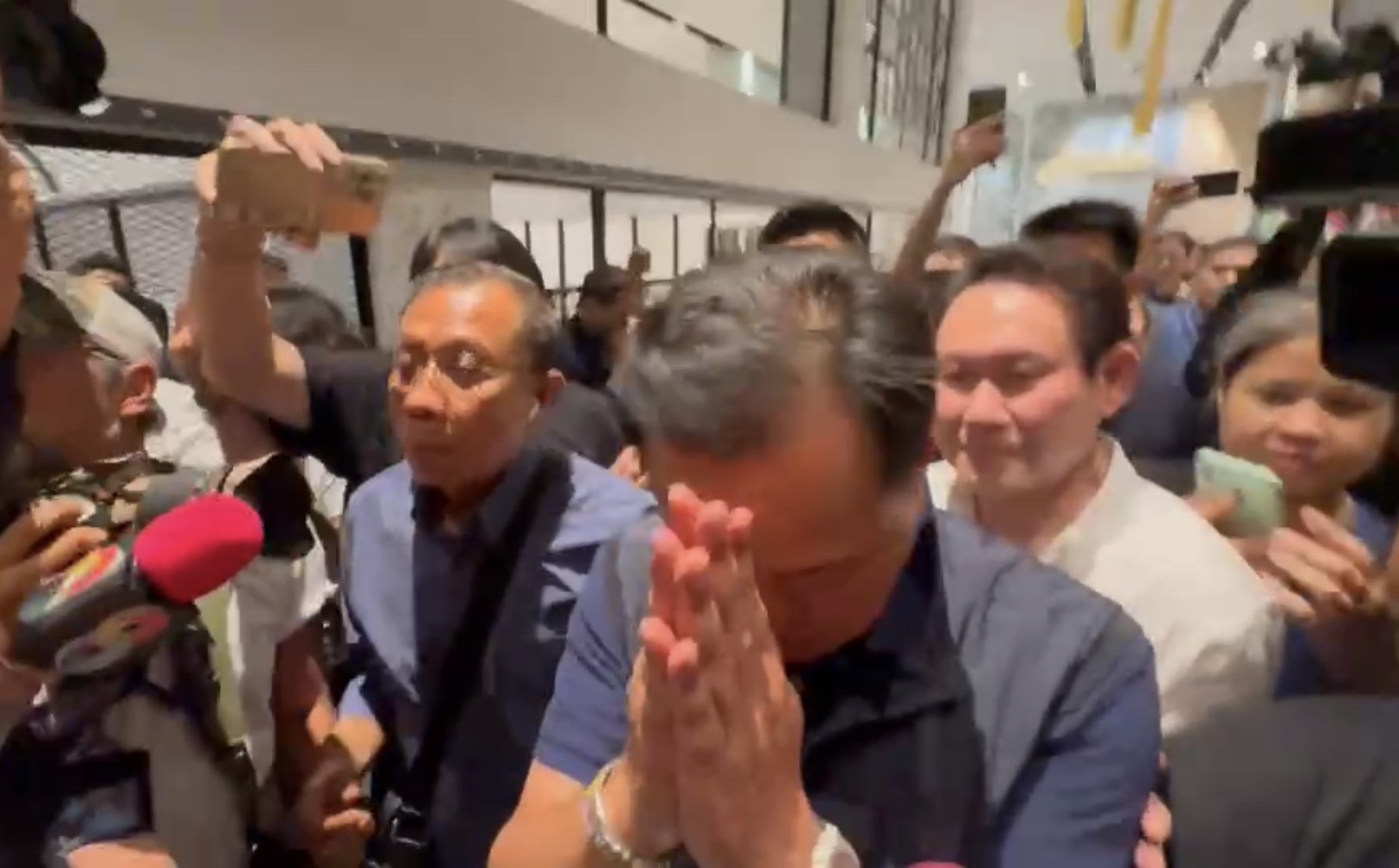 อนุทิน ยกมือไหว้ท่วมหัว ขอบคุณประชาชน หลังคะแนนทะลุ 200 ที่นั่ง