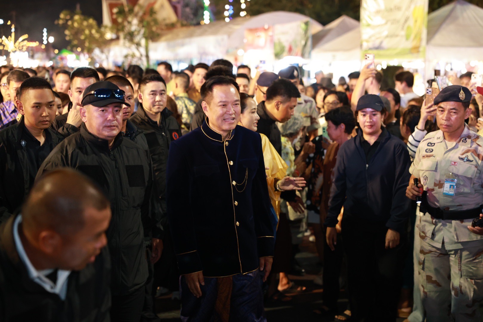 ‘อนุทิน’ สวมชุดไทยนุ่งโจงกระเบน นั่งรถโบราณเปิดงานพระนครคีรี – เมืองเพชร