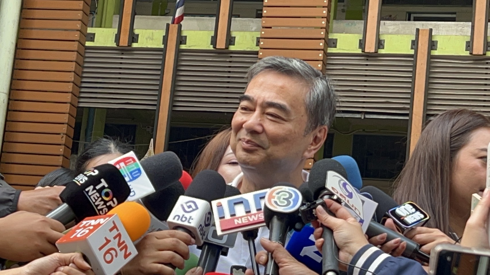 อภิสิทธิ์ ดีใจ คนแห่ใช้สิทธิเลือกตั้ง เผยนอนหลับไม่ดี เพราะบอลแพ้
