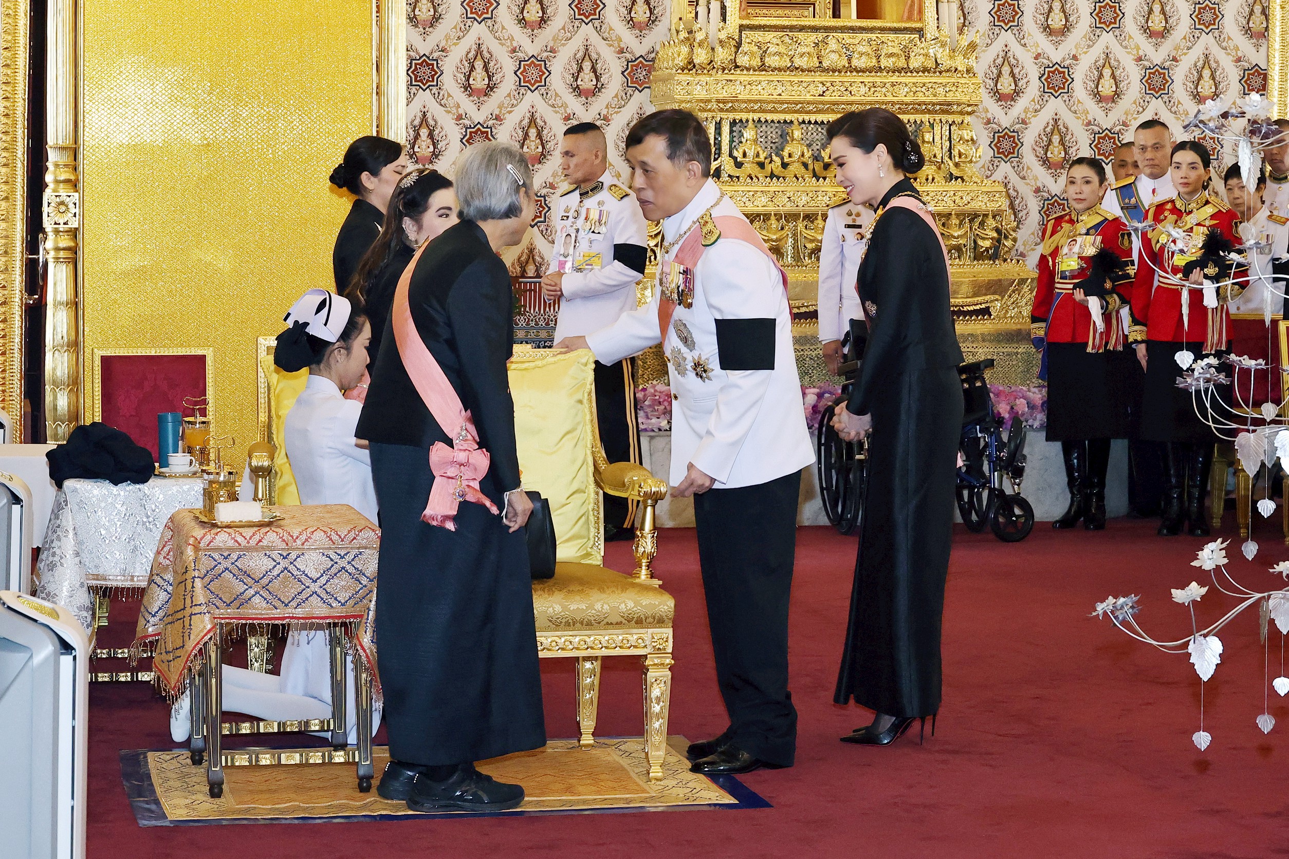 ในหลวง พระราชินี พระบรมวงศ์ ทรงบำเพ็ญพระราชกุศล 100 วันพระพันปีหลวง