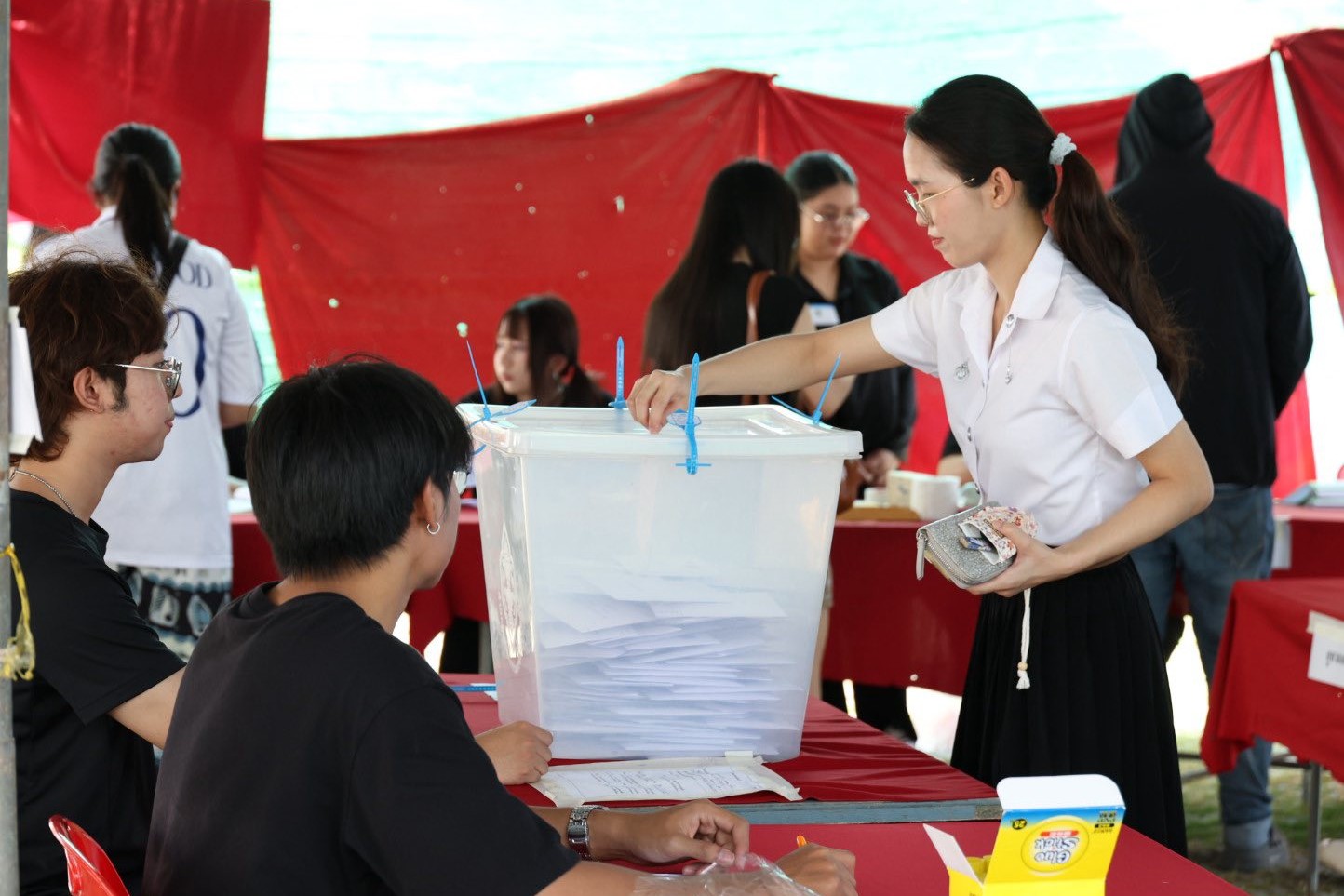 เลือกตั้งใหญ่ กับต้นทุนอนาคตของคนรุ่นใหม่