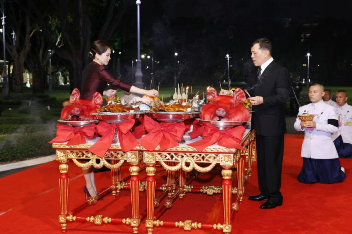 ในหลวง พระราชินี ประกอบพระราชพิธีสังเวยพระป้าย เนื่องในเทศกาลตรุษจีน