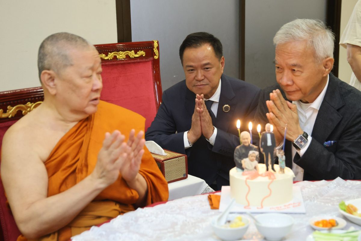 อนุทิน ร่วมงานวันเกิด สุวัจน์ อวยพรขอให้บริหารประเทศสำเร็จ อยู่ครบเทอม