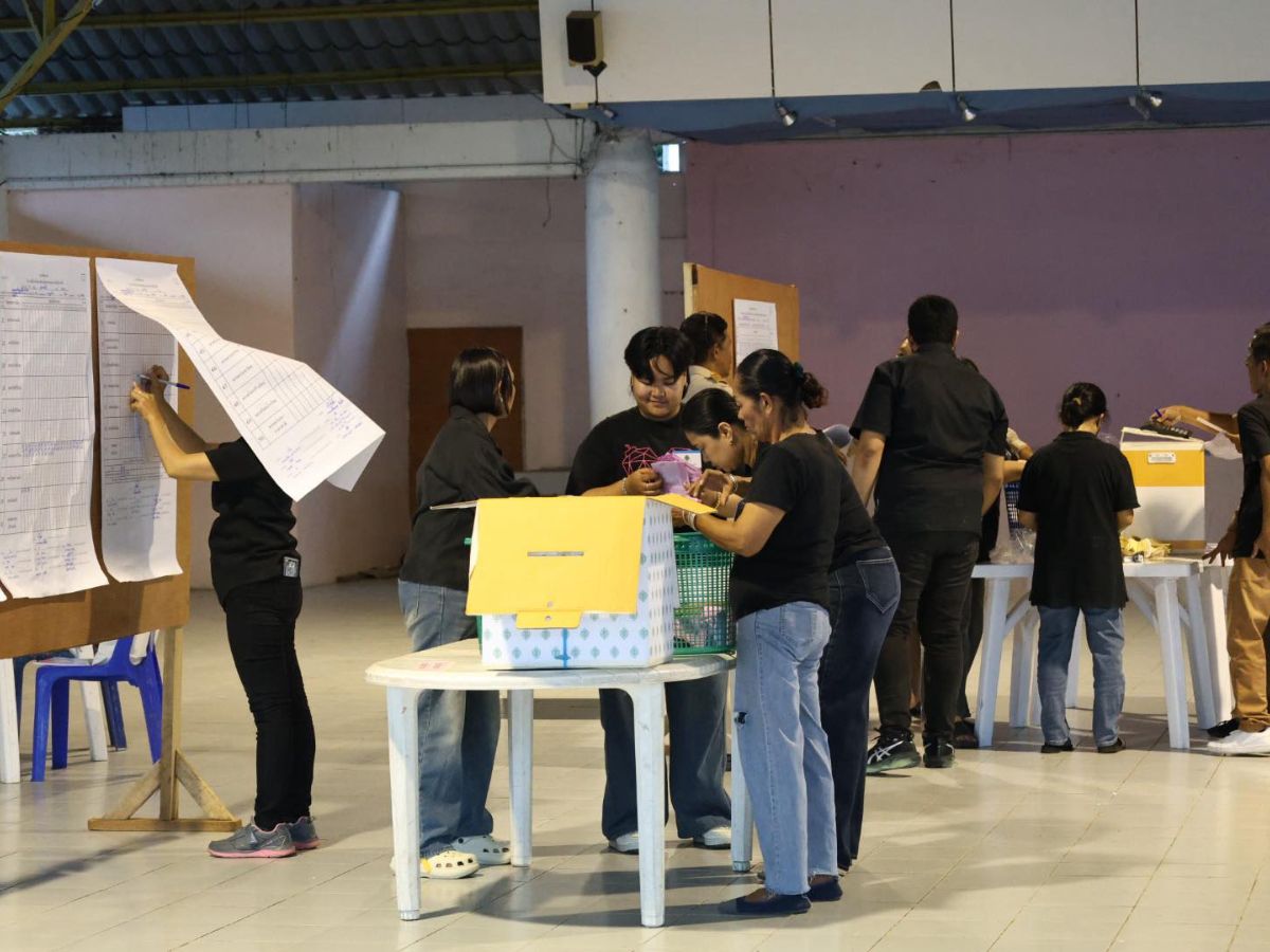 สงขลาปิดหีบเลือกตั้ง 9 เขต ประชาชน-ตัวแทนพรรคการเมืองเฝ้านับผลคะแนนไม่ห่าง