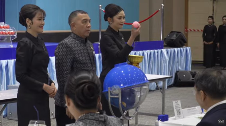 นายจุมพฏ วรรณฉัตรสิริ ผู้ว่าราชการจังหวัดสุราษฎร์ธานี เป็นประธานการออกรางวัล