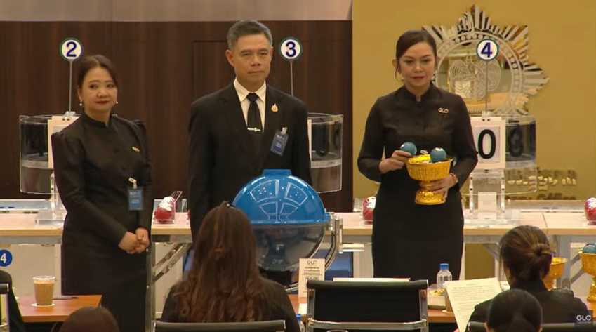 ศ.ดร.นพ.พงษ์รักษ์ ศรีบัณฑิตมงคล อธิการบดี ม.เชียงใหม่ เป็นประธานออกรางวัล