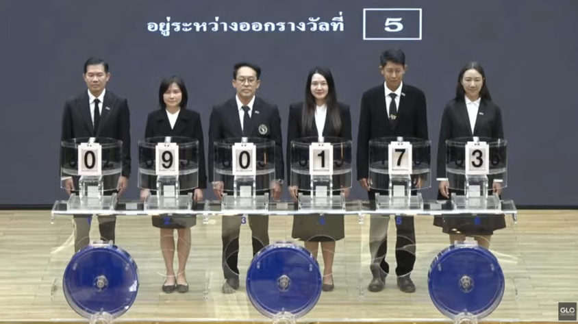 ผู้ช่วยหมุนการออกรางวัล ผู้บริหารจากมหาวิทยาลัยเชียงใหม่