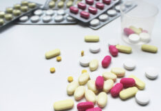 “ค่าน้ำมันพุ่ง-ยาขาดแคลน” ซ้ำเติมกลุ่มโรคเรื้อรัง สภาผู้บริโภคจี้รัฐคุมเข้มราคายา รายงานจากสภาผู้บริโภคระบุว่า จากสถานการณ์ความไม่สงบในตะวันออกกลางและวิกฤตราคาน้ำมันที่พุ่งสูง ส่งผลกระทบต่อห่วงโซ่อุปทานยาอย่างหลีกเลี่ยงไม่ได้ เนื่องจากประเทศไทยยังต้องพึ่งพาการนำเข้ายาจากต่างประเทศเป็นหลัก ผลกระทบดังกล่าวส่งผลให้หลายโรงพยาบาลเริ่มจำกัดการจ่ายยา จากเดิมที่จ่ายครั้งละหลายเดือน เหลือเพียงระยะสั้น 1 - 2 เดือน เพื่อกระจายยาให้เพียงพอต่อผู้ป่วยทุกคน สภาผู้บริโภคย้ำรัฐต้องเตรียมแผนรับมือ สร้างความเชื่อมั่น สื่อสารกับประชาชนไม่กักตุนยา เสี่ยงสุขภาพทั้งระบบ ภก.ภาณุโชติ ทองยัง อนุกรรมการด้านอาหาร ยา และผลิตภัณฑ์สุขภาพ สภาผู้บริโภค เปิดเผยว่า วิกฤตในตะวันออกกลางและราคาน้ำมันที่ปรับตัวสูงขึ้น ส่งผลกระทบต่อห่วงโซ่อุปทานยาอย่างหลีกเลี่ยงไม่ได้ เนื่องจากผู้นำเข้าและผู้ผลิตต้องบริหารความเสี่ยง ด้วยการจำกัดการกระจายยาไปยังหน่วยบริการ เพื่อป้องกันการขาดแคลนในอนาคต “เมื่อหน่วยบริการได้รับยาในปริมาณลดลง โรงพยาบาลจึงจำเป็นต้องปรับรูปแบบการจ่ายยา เพื่อให้ยากระจายไปถึงผู้ป่วยทุกคนได้อย่างเพียงพอ” ภก.ภาณุโชติ กล่าว อย่างไรก็ตาม การจำกัดการจ่ายยาดังกล่าว แม้จะช่วยลดความเสี่ยงยาขาดแคลน แต่กลับส่งผลกระทบต่อผู้ป่วยโดยตรง โดยเฉพาะการต้องเดินทางมารับยาบ่อยขึ้น ซึ่งเพิ่มภาระค่าใช้จ่ายด้านการเดินทางในช่วงที่ราคาน้ำมันสูง นอกจากนี้ กลุ่มผู้ป่วยโรคเรื้อรังหรือผู้ป่วยที่ต้องใช้ยาอย่างต่อเนื่อง เช่น ผู้ป่วยโรคไต ถือเป็นกลุ่มที่ต้องได้รับการดูแลเป็นพิเศษ เพื่อป้องกันการขาดยา ซึ่งอาจส่งผลกระทบต่อชีวิตได้ แนะรัฐต้องสื่อสารมาตรการรับมือที่ชัดเจน ภก.ภาณุโชติ เสนอว่า ในสถานการณ์เช่นนี้ ภาครัฐควรเร่งสื่อสารข้อมูลอย่างชัดเจนและต่อเนื่อง เพื่อสร้างความเข้าใจแก่ประชาชน และลดความตื่นตระหนก ควรมีการประกาศแผนบริหารจัดการความเสี่ยงทั้งในระยะสั้นและระยะยาว เช่น แนวทางรับมือหากยาสำรองหมด รวมถึงการสร้างหลักประกันการเข้าถึงยาอย่างเท่าเทียม ในด้านการบริหารจัดการของสถานพยาบาล อาจจำเป็นต้องมีการปรับระบบ เช่น การใช้ยาที่มีสรรพคุณใกล้เคียงกันทดแทน โดยต้องมีการอธิบายข้อมูลให้ผู้ป่วยเข้าใจอย่างครบถ้วน รวมถึงการจัดลำดับความสำคัญของผู้ป่วย เพื่อให้กลุ่มเสี่ยงได้รับยาอย่างต่อเนื่อง รวมถึงมาตรการใช้ยาสมุนไพรอาจเป็นทางเลือกในบางกรณี แต่ไม่สามารถทดแทนยาปัจจุบันได้ทั้งหมด จึงควรใช้อย่างเหมาะสม ขณะเดียวกัน หน่วยงานที่เกี่ยวข้องควรเข้มงวดในการกำกับดูแลราคายาในตลาด ทั้งในโรงพยาบาล ร้านยา และคลินิก เพื่อป้องกันการปรับขึ้นราคาอย่างไม่เป็นธรรม รวมถึงตรวจสอบการกักตุนยา และเฝ้าระวังการจำหน่ายยาปลอม ยาหมดอายุ หรือยาที่ไม่มีทะเบียน โดยเฉพาะในช่องทางออนไลน์ อีกประเด็นที่ต้องเฝ้าระวังคือ การโฆษณายาหรืออาหารเสริมเกินจริง ที่อาจฉวยโอกาสในช่วงวิกฤต โดยอ้างสรรพคุณรักษาโรคหรือทดแทนยาหลักได้ ซึ่งอาจทำให้ประชาชนเข้าใจผิดและเสี่ยงต่อสุขภาพ ควรตรวจสอบข้อมูลให้รอบคอบ และเลือกใช้ผลิตภัณฑ์ที่ได้รับการรับรองเท่านั้น พิจารณายาที่จำเป็น ไม่กักตุน สำหรับประชาชน ภก.ภาณุโชติ แนะนำว่า ควรใช้ยาอย่างมีความรู้และไม่กักตุนยาเกินความจำเป็น เนื่องจากอาจส่งผลกระทบต่อผู้ป่วยรายอื่นที่มีความจำเป็นมากกว่า และหากเก็บยาไว้ในปริมาณมากเกินไป อาจทำให้ยาเสื่อมสภาพก่อนนำมาใช้ “ก่อนสำรองยา ควรปรึกษาแพทย์หรือเภสัชกร เพื่อพิจารณาว่ายาชนิดใดจำเป็นต่อชีวิต และยาชนิดใดสามารถปรับลดได้ในช่วงวิกฤต” ภก.ภาณุโชติ กล่าว สถานการณ์ดังกล่าวสะท้อนให้เห็นว่า วิกฤตยาขาดแคลนเป็นปัญหาที่ต้องอาศัยความร่วมมือจากทุกภาคส่วน ทั้งภาครัฐ หน่วยบริการ และประชาชน เพื่อให้สามารถบริหารจัดการทรัพยากรยาได้อย่างมีประสิทธิภาพ และไม่กระทบต่อสิทธิในการเข้าถึงการรักษาของผู้ป่วย