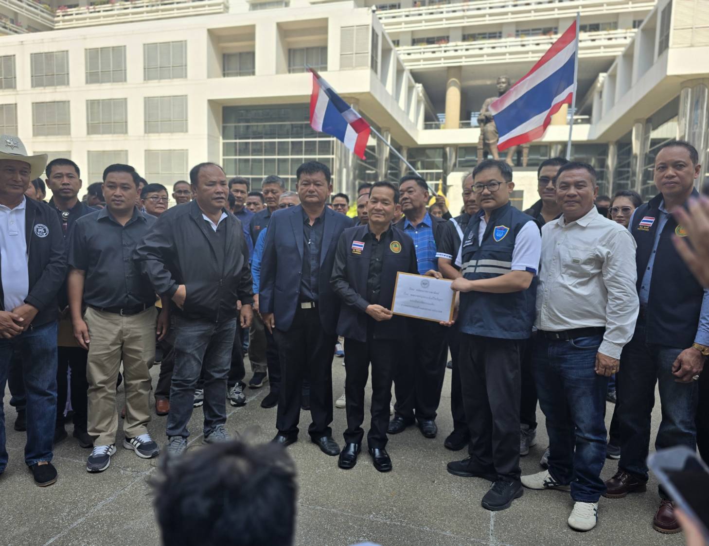 ผู้เลี้ยงโคนม บุกพาณิชย์ ชง 6 ข้อเสนอเร่งแก้นมดิบล้นสต็อก ขอหยุดนำเข้านมผง