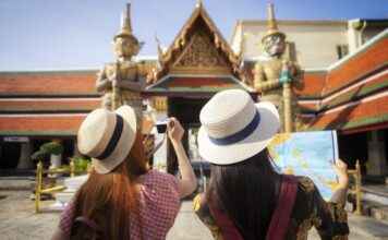 ‘ททท.’ เร่งสรุปมาตรการ ฟื้นอุตสาหกรรมท่องเที่ยว 25 มี.ค. Two asian girlfriends traveling