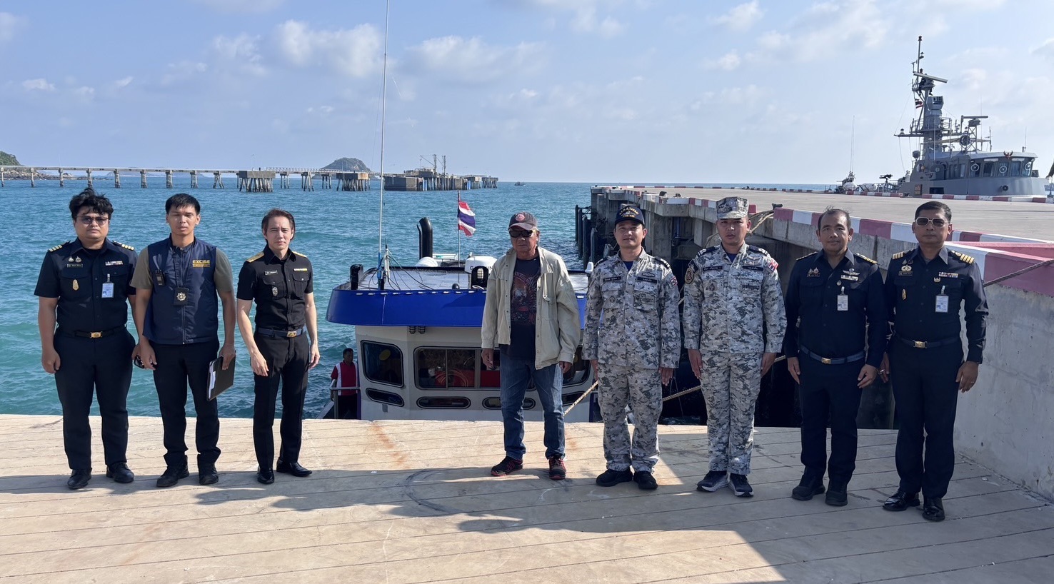 สรรพสามิต-ทัพเรือสัตหีบ จับเรือลักลอบขนน้ำมันดีเซล 85,000 ลิตร ปรับกว่า 3.85 ล้าน