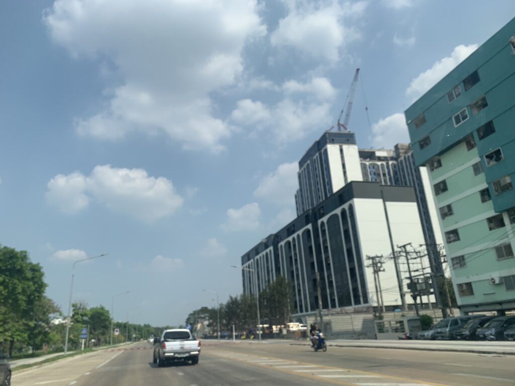 ถนนเลียบคลองบางเขน