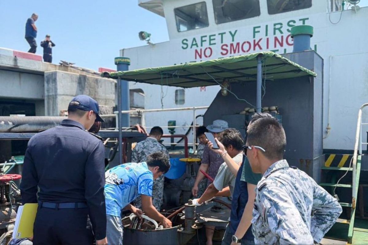 สรรพสามิต ตรวจยึดเรือลักลอบขนน้ำมันเถื่อน 250,000 ลิตร สั่งปรับกว่า 5.7 ล้าน