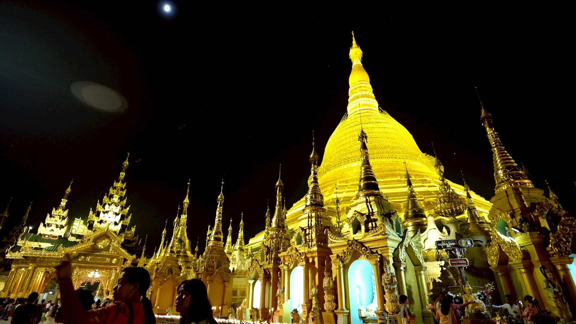 “เก่ง ธชย” พามูทรงพลังสักการะ 5 เทพทันใจย่างกุ้ง กราบพระอัฐิพระสุพรรณกัลยา