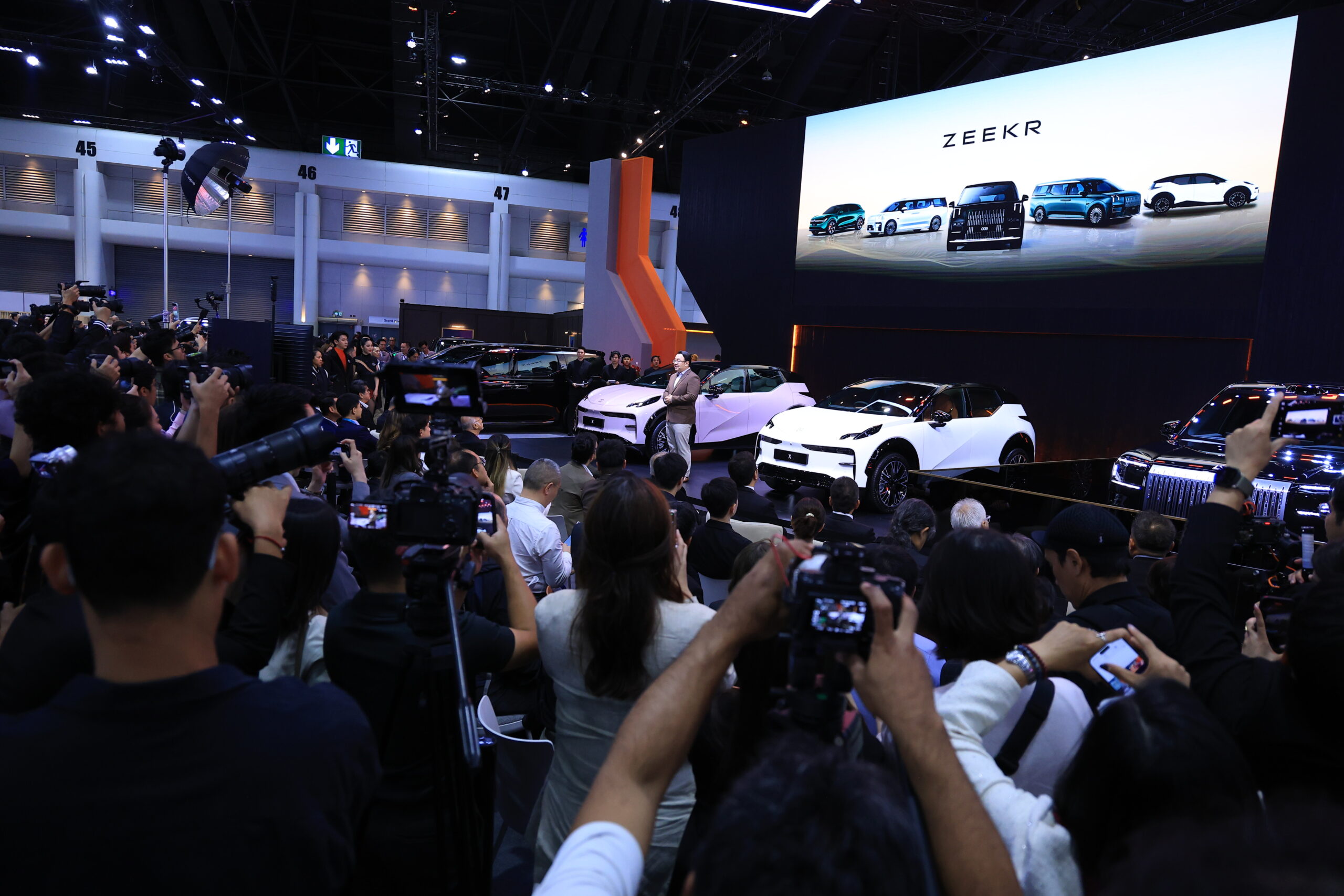 ZEEKR อวดโฉมยนตรกรรมไฟฟ้าลักชูรี ZEEKR 9X ปลั๊ก-อินไฮบริดใน ‘มอเตอร์โชว์’ ZEEKR