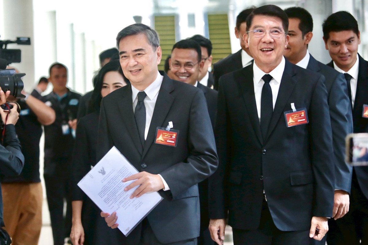 อภิสิทธิ์ นำ สส.ปชป. รายงานตัว แนะเร่งตั้งรัฐบาลรับมือสถานการณ์โลก