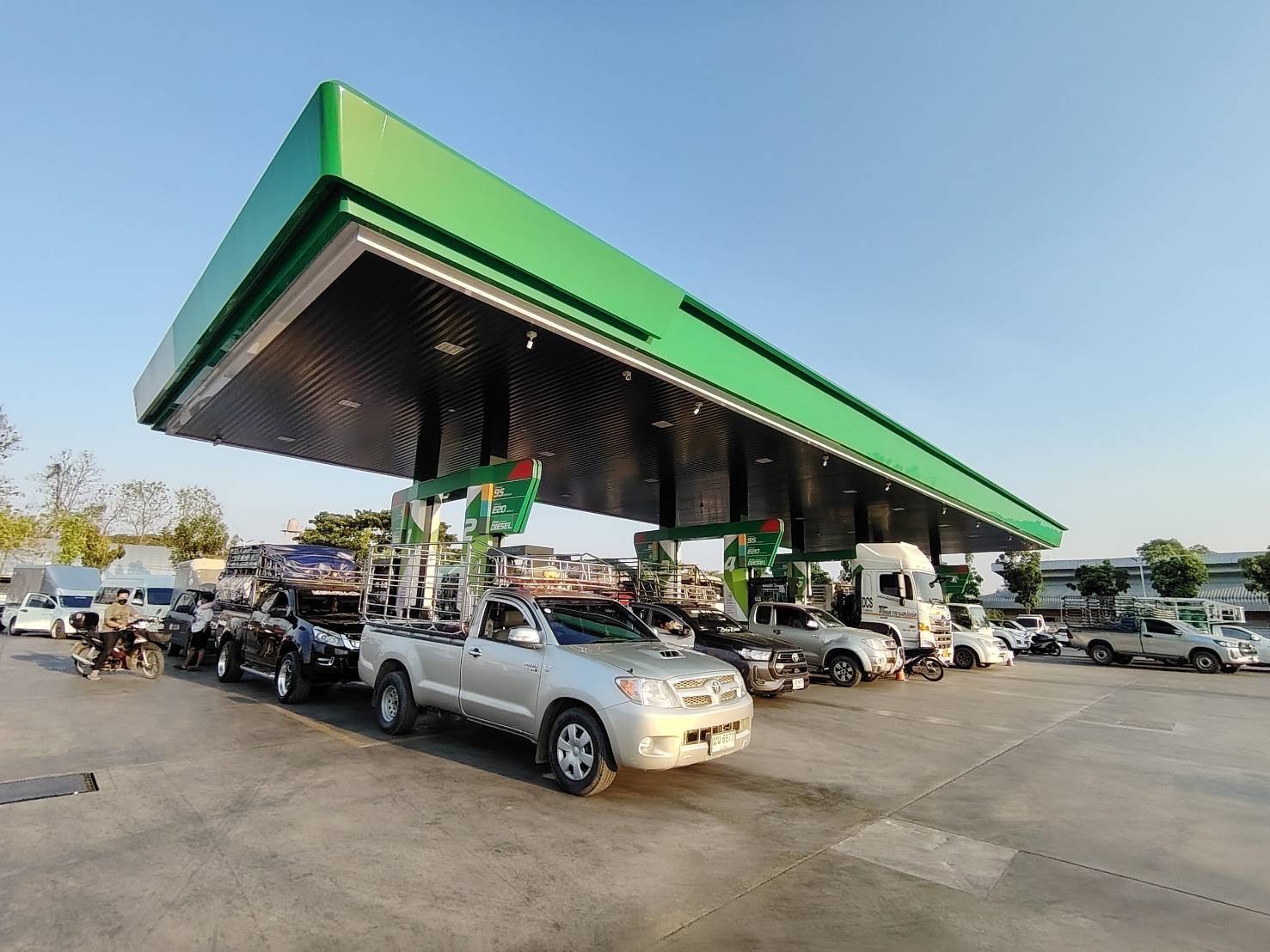 น้ำมันเชียงใหม่ตึงตัวหนัก สายหางดง-วงแหวนรอบ 3 รถจอดรอคิวตั้งแต่ตี 4