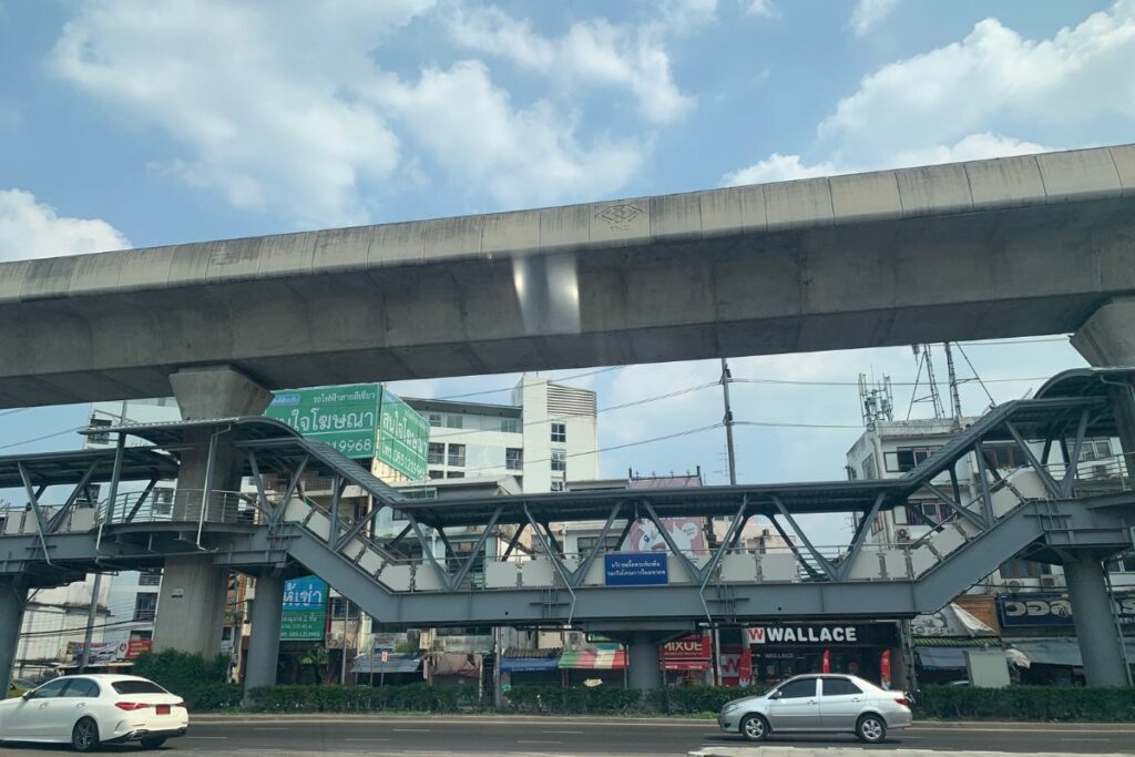 ถนนเลียบคลองบางเขน