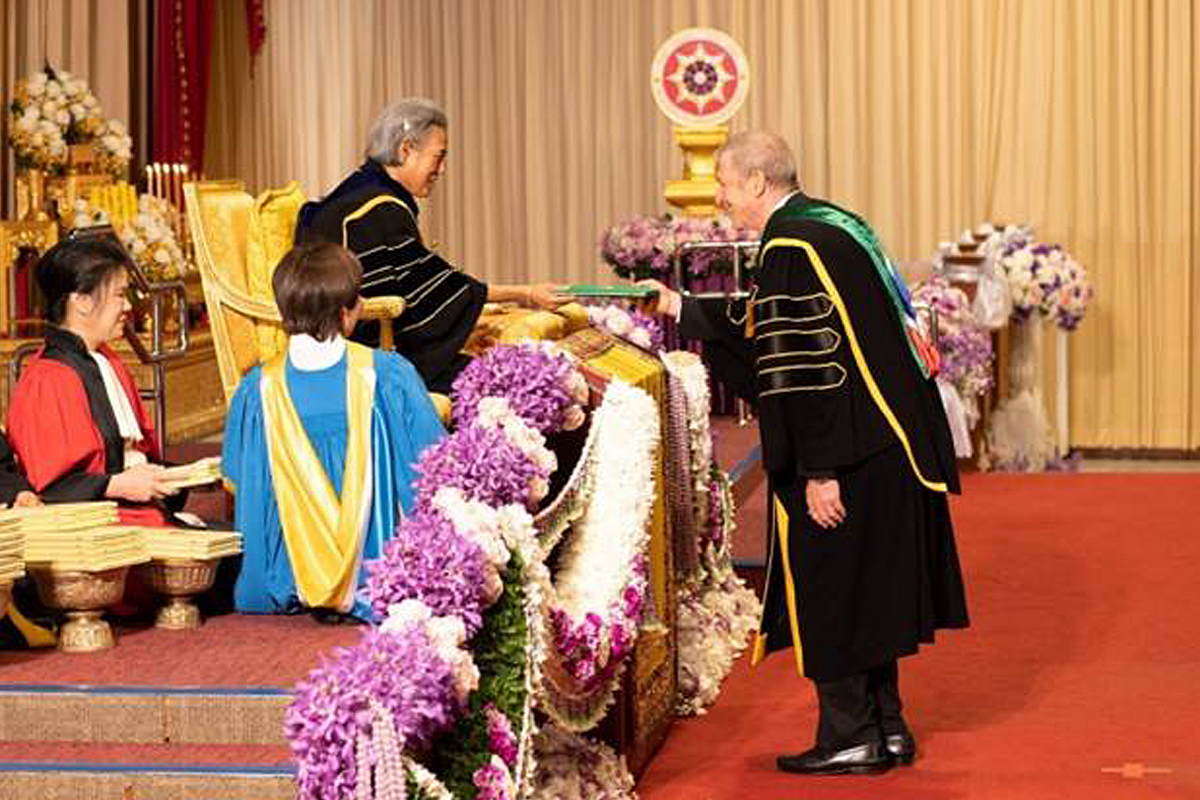 ดร.ฮาราลด์ ลิงค์ รับพระราชทานปริญญาดุษฎีบัณฑิตกิตติมศักดิ์ นิด้า