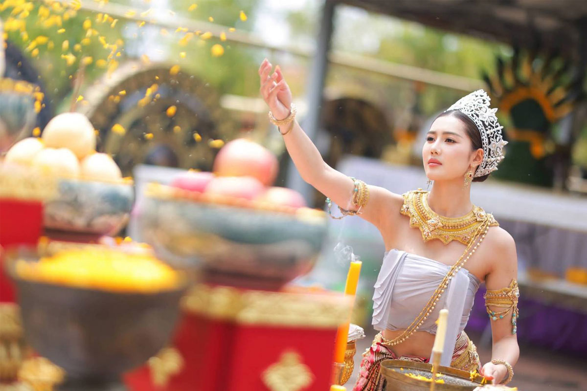 น้องมายมิ้นต์ ทูตวัฒนธรรมของไทย รำบวงสรวงถวายปู่ศรีสุทโธ บ้านเกิด