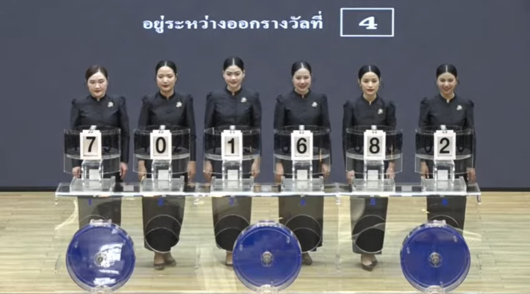 ข้าราชการจากสำนักงานการตรวจเงินแผ่นดิน เป็นผู้ช่วยหมุนออกรางวัล