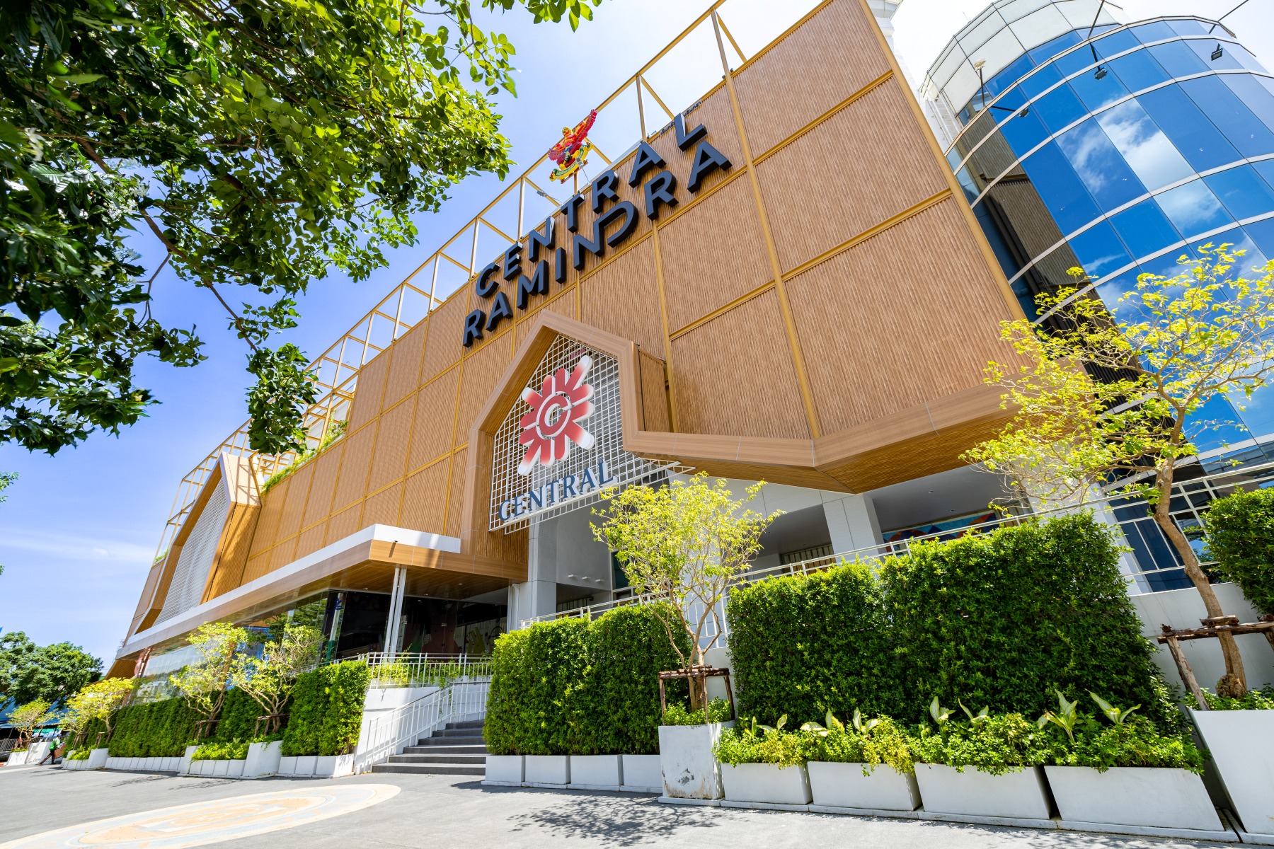 เซ็นทรัล เปิดพื้นที่จอดรถฟรี 4 สาขา เชื่อมรถไฟฟ้า