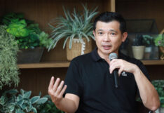 เอนก อยู่ยืน