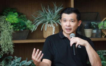 เอนก อยู่ยืน