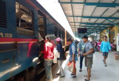 รฟท. เสริม 4 ขบวนพิเศษ รับคนกรุงคืนถิ่น "วันหยุดสุดท้าย" ทะลุ 1.04 แสนคน