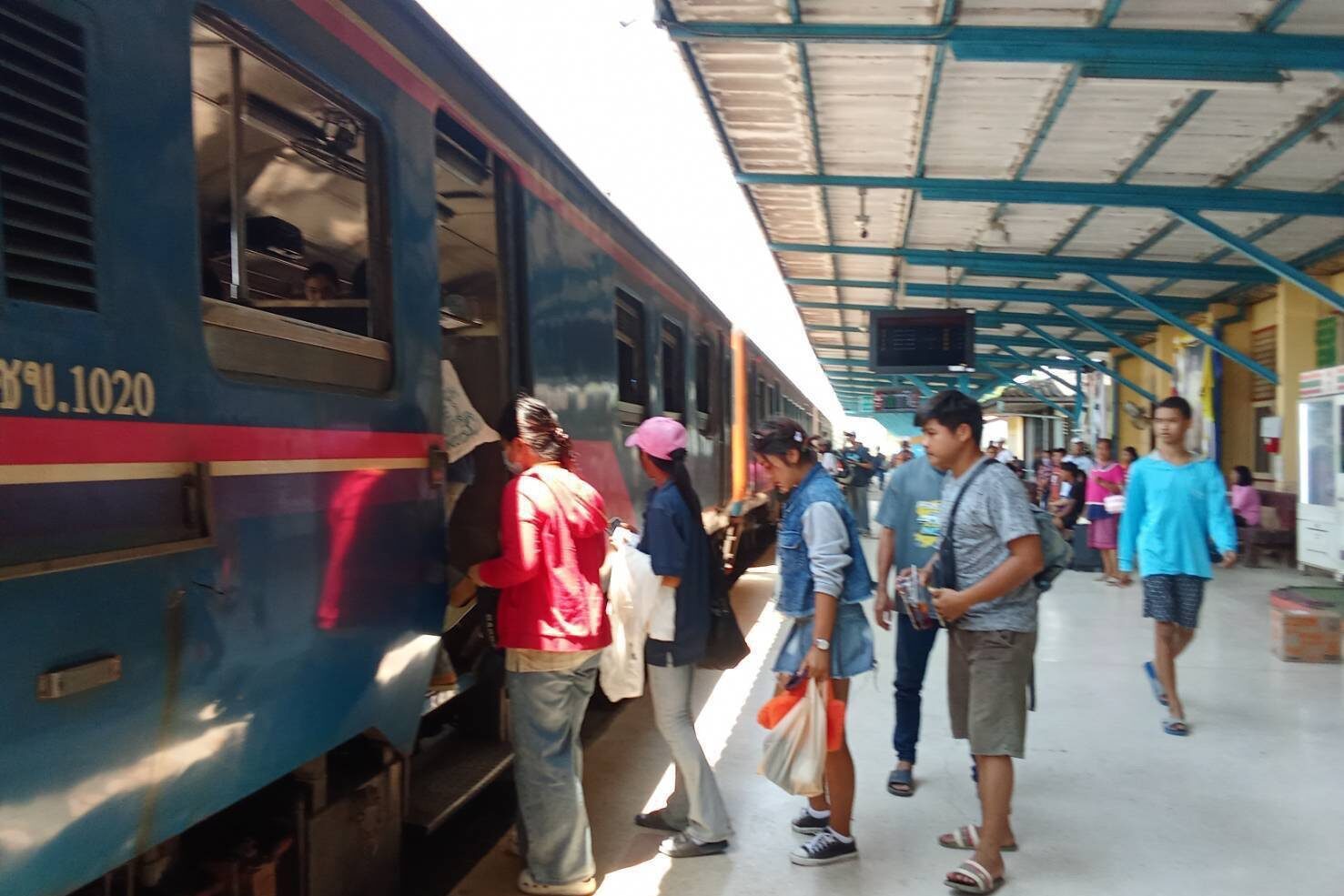 รฟท. เสริม 4 ขบวนพิเศษ รับคนกรุงคืนถิ่น “วันหยุดสุดท้าย” ทะลุ 1.04 แสนคน