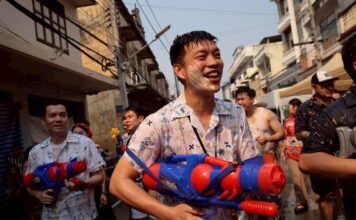 ‘เท้ง’ นำทีม ปชน.ฉลองปีใหม่ไทย-ให้กำลังใจชาวลำปาง ท่ามกลางวิกฤตน้ำมัน ‘เท้ง’ นำทีม ปชน.ฉลองปีใหม่ไทย-ให้กำลังใจชาวลำปาง ท่ามกลางวิกฤตน้ำมัน