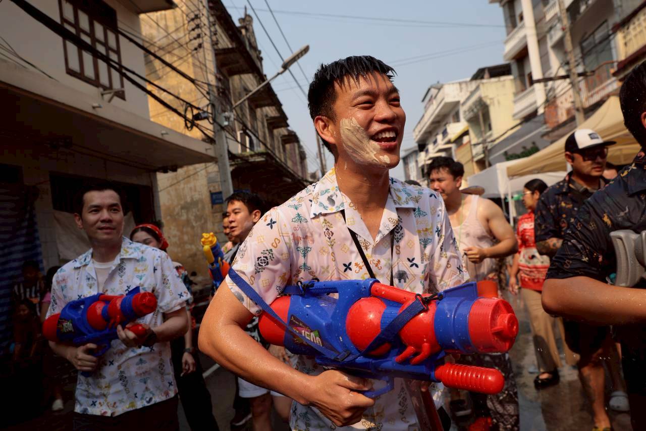 ‘เท้ง​’ นำทีม ปชน.ฉลองปีใหม่ไทย-ให้กำลังใจชาวลำปาง ท่ามกลางวิกฤตน้ำมัน