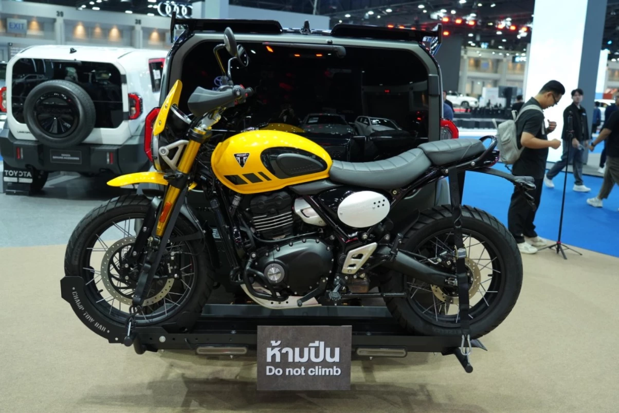 โตโยต้า ผุดไอเดียจับลูกค้าไลฟ์สไตล์ ซื้อ Land Cruiser FJ คู่ Triumph ผ่อนแค่ 2.1 หมื่นบาท  