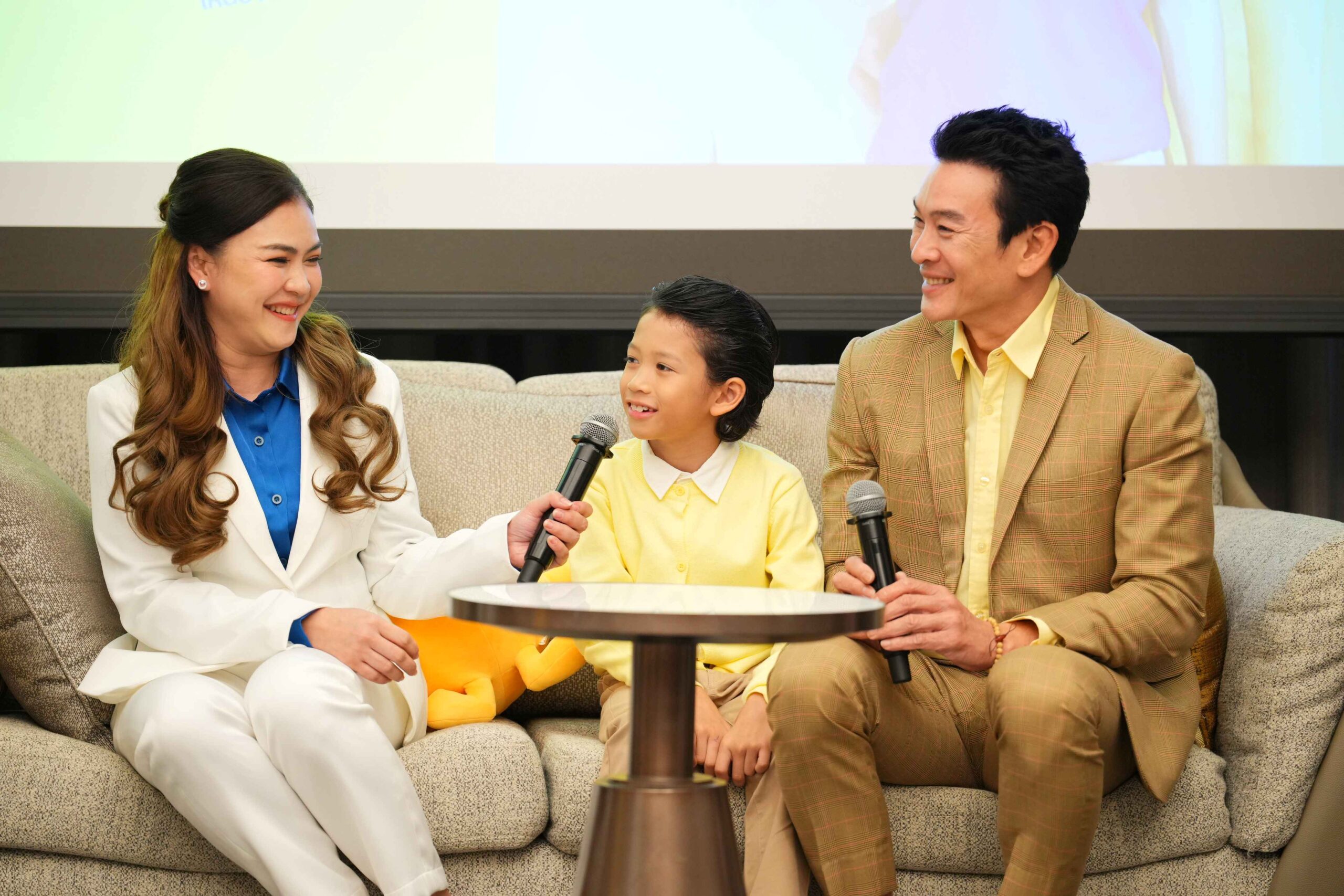 51Talk ครบ 15 ปี ดึงครบครัว ‘ชาคริต แย้มนาม’ เป็นแบรนด์แอมฯ