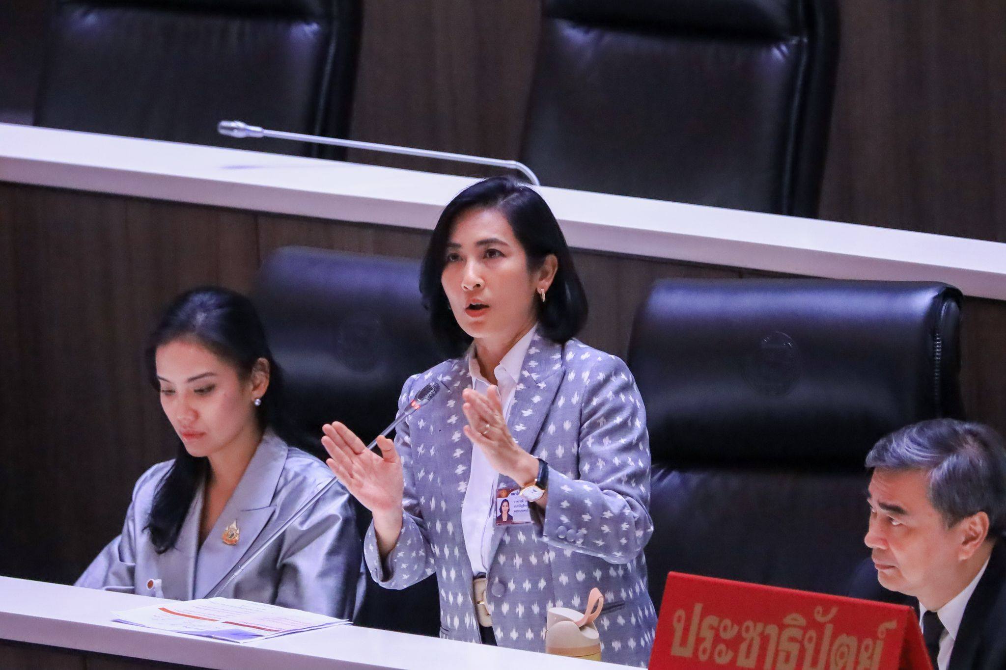 การดี รีวิวงานสภา พิธีกรรมเสนอหน้า-เลี่ยนไม่ไหว ฟังข้อมูล AI สคริปท์-สำนวน
